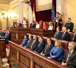 Sus Majestades los Reyes acompañados por la Princesa de Asturias y la Infanta Doña Sofía durante la intervención de la presidenta del Congreso